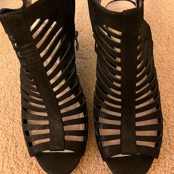 Vince Camuto strappy heels - Picture 6 of 7